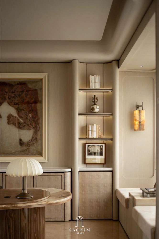 Bàn làm việc trong thiết kế nội thất phòng khách phong cách Contemporary Quiet Luxury được bố trí tinh tế, hài hòa với tổng thể không gian.